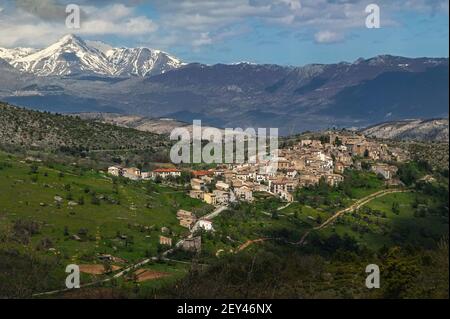 Veduta aerea del borgo medievale di San Benedetto in Perillis. Sullo sfondo, il Monte Camicia della catena montuosa del Gran Sasso. Abruzzo Foto Stock