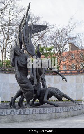 DUBLINO, IRLANDA - Mar 05, 2020: The Children of Lir Sculpture di Oisin Kelly al Giardino della memoria di Dublino. La statua simboleggia la rinascita e. Foto Stock