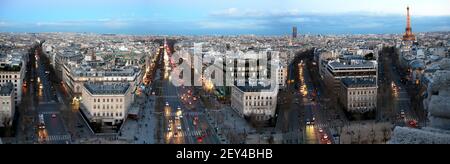 Intorno alla Francia - Vista panoramica di Parigi - Avenue de Champs Elysees, vista dall'Arco di Trionfo Foto Stock