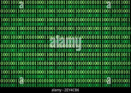 Codice ASCII binario crittografato su sfondo nero. Calcolatore a codice binario verde. Foto Stock