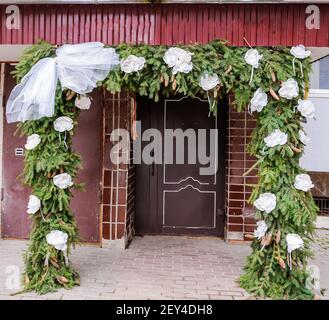 Arco di nozze fatto di abete rosso, fiori e palloncini Foto Stock