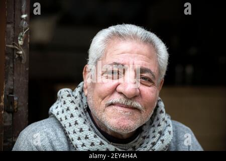 Ritratto di un sorridente egiziano locale seduto in un caffè (ahwa) nel quartiere islamico del Cairo, Egitto Foto Stock