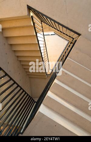 Dettaglio architettonico della scala di un edificio moderno. Foto Stock