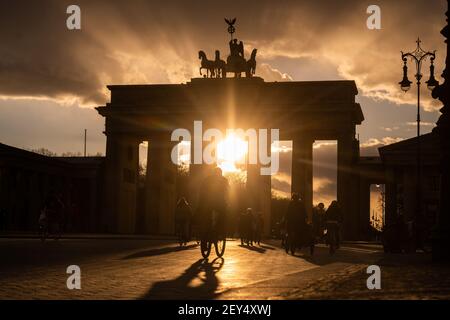 Berlino, Germania. 05 marzo 2021. Il sole tramontante splende attraverso la porta di Brandeburgo. Credit: Christophe Gateau/dpa/Alamy Live News Foto Stock