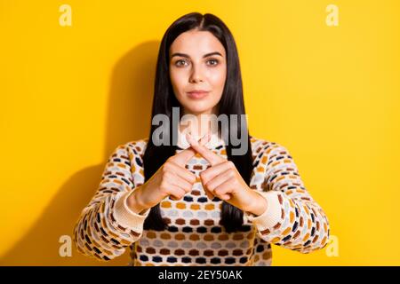 Foto di signora severa tenere due dita incrociate esprimere rifiuto il pullover attitude wear ha isolato uno sfondo dai colori vivaci Foto Stock