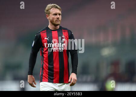 Simon Kjaer dell'AC Milan guarda durante la serie A un match tra AC Milan e Udinese Calcio. La partita termina in un pareggio 1-1. Foto Stock