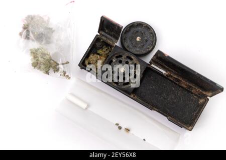 rotolatrice a giuntura, rotolatura della carta con marijuana medica isolata su bianco Foto Stock