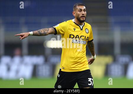 Roberto Pereyra di Udinese Calcio gesti durante la serie A match tra AC Milan e Udinese Calcio. La partita termina in un pareggio 1-1. Foto Stock