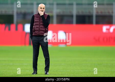 Stefano Pioli, capo allenatore dell'AC Milan guarda davanti alla Serie A partita tra AC Milan e Udinese Calcio. La partita termina in un pareggio 1-1. Foto Stock