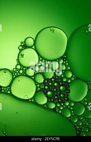 macro fotografia di bolle d'aria in fondo liquido di colore verde Foto Stock