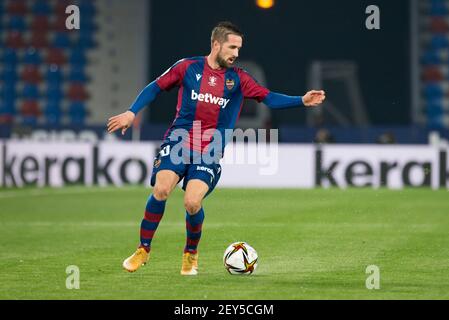 Valencia, Spagna. 04 marzo 2021. Jorge Miramon di Levante UD in azione durante la Coppa del Rey spagnola semi finale seconda tappa tra Levante UD e Athletic Bilbao Club al Ciutat de Valencia . (Punteggio finale; Levante UD 1:2 Athletic Bilbao Club) Credit: SOPA Images Limited/Alamy Live News Foto Stock