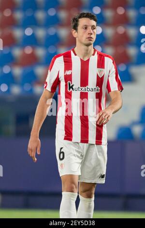 Valencia, Spagna. 04 marzo 2021. Mikel Vesga dell'Athletic Bilbao Club in azione durante la seconda tappa spagnola della Coppa del Rey semi finale tra Levante UD e Athletic Bilbao Club al Ciutat de Valencia . (Punteggio finale; Levante UD 1:2 Athletic Bilbao Club) Credit: SOPA Images Limited/Alamy Live News Foto Stock