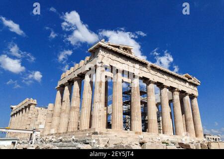 Grecia, Atene, il Partenone in fase di ristrutturazione con impalcature. Il Partenone si trova sull'Acropoli di Atene, dedicata alla dea Atena, Foto Stock