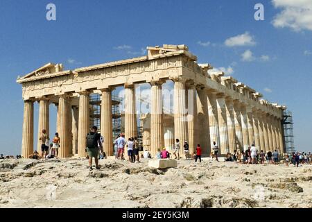 Grecia, Atene, il Partenone in fase di ristrutturazione con impalcature. Il Partenone si trova sull'Acropoli di Atene, dedicata alla dea Atena, Foto Stock