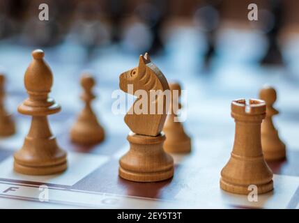 Pezzi di scacchi in legno in primo piano Foto Stock