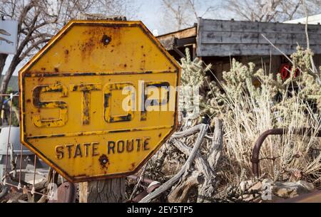 Cartello giallo arrugginente della fermata del percorso presso lo storico Hackberry Negozio generale sulla Route 66 Foto Stock