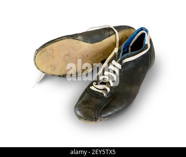 Vecchie scarpe da calcio isolati su sfondo bianco Foto Stock