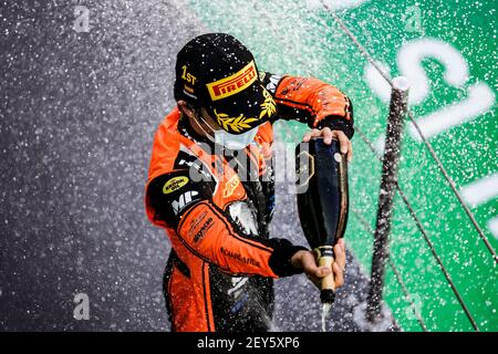Matsushita Nobuharu (jpn), MP Motorsport, Dallara F2 2018, ritratto, ambientazione che celebra la sua vittoria durante il 6° round del Campionato FIA Formula 2 2020 dal 14 al 16 agosto 2020 sul circuito di Barcellona-Catalunya, a Montmelo, vicino Barcellona, Spagna - Foto Xavi Bonilla/DPPI Foto Stock
