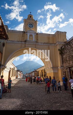 L'iconico arco di Santa Catalina ad Antigua, Guatemala, che incornicia il vulcano Agua (acqua) oltre. Foto Stock