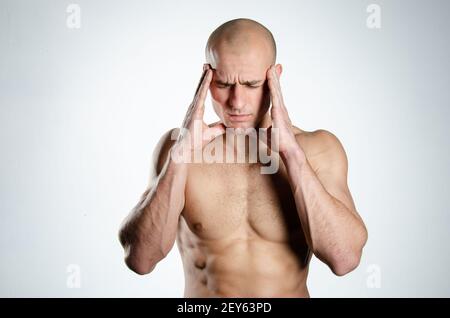 Mal di testa . Attraente uomo e problemi di salute. Foto Stock