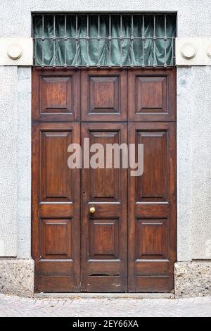 Antica casa di legno porta Monza Europa Foto Stock