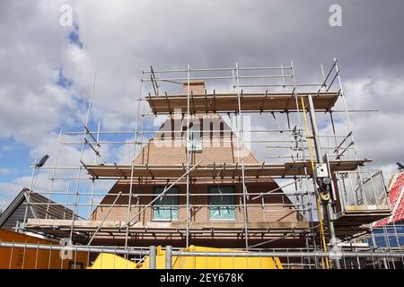 Impalcature in una casa attualmente in costruzione. Nuvole nel cielo. Paesi Bassi, marzo. Foto Stock