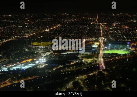 La vista di Melbourne di notte dall'area panoramica Eureka Skydeck nella Eureka Tower sulla Southbank a Melbourne, Victoria, Australia Foto Stock