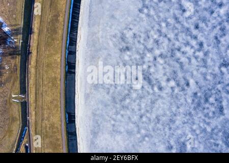 Vista aerea invernale della grande diga in Lettonia vicino alla città di Salaspiils e riga. Foto Stock