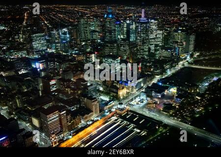 La vista di Melbourne di notte dall'area panoramica Eureka Skydeck nella Eureka Tower sulla Southbank a Melbourne, Victoria, Australia Foto Stock