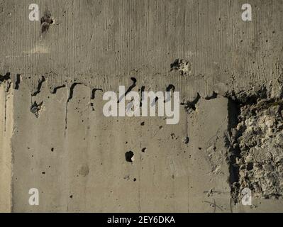 parete esterna in cemento grungy dell'edificio industriale primo piano segni di deterioramento superficie ruvida superficie orizzontale fondo muratore lavoro Foto Stock