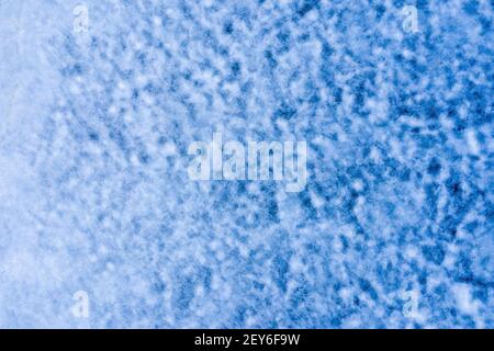 Splendido sfondo blu invernale del ghiaccio ghiacciato sul lago. Foto Stock