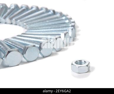 Chromeplated bulloni e dadi su sfondo bianco Foto Stock