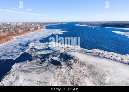 Vista aerea del ponte Sud sul fiume Daugava in Lettonia Foto Stock