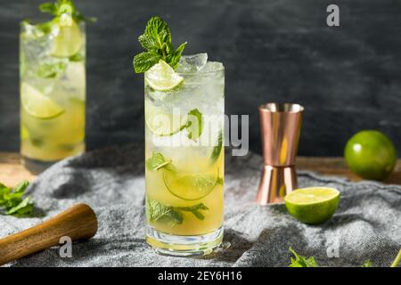 Cocktail boozy rinfrescante Dark Rum Mojito con lime e menta Foto Stock