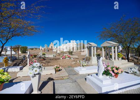 Missione di San Antonio de Oquitoa all'interno del cimitero della chiesa o pantheon nella città di Oquitoa, sonora, Messico. Deserto csonora. Antica missione di Padre Kino, fondata nel 1689 sotto il nome di San Antonio de Oquitoa. (Foto di Luis Gutierrez / NortePhoto) Misión de San Antonio de Oquitoa dentro del cementerio o panteon iglecia en el pueblo de Oquitoa, sonora, Messico. CDesierto de sonora. Antigua Misión del Padre Kino, fundada en 1689 bajo el nombre de San Antonio de Oquitoa. (Foto di Luis Gutierrez/NortePhoto) Foto Stock