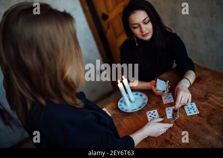 scegli una carta dalle mani di un cassiere di fortuna. una donna racconta le fortune durante un rituale magico. credenza nel misticismo Foto Stock