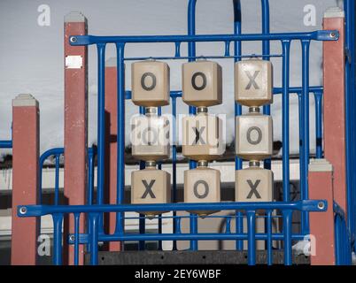 grande tac tep game in parco giochi all'aperto blocchi di x's e o's su cardini su metallo arrampicata palestra in parco giochi all'aperto in ambiente urbano giardino per la cura del giorno Foto Stock