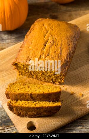 Pane di zucca biologico fatto in casa pronto a mangiare Foto Stock
