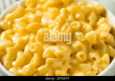 Macaroni e pasta di formaggio cremosa fatta in casa in un recipiente Foto Stock