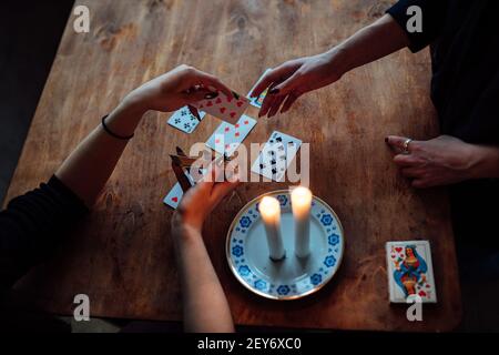 scegli una carta dalle mani di un cassiere di fortuna. una donna racconta le fortune durante un rituale magico. credenza nel misticismo Foto Stock