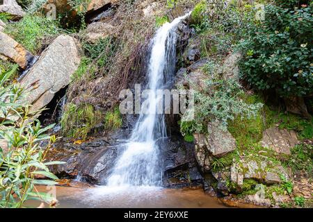 Vista della cascata di Chorros de Joyarancon nel villaggio di Santa Ana la Real, Huelva, Andalusia, Spagna Foto Stock