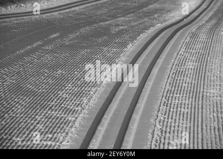 piste da sci di fondo appena curate o piste da sci nordico piste da neve per sci curati sentiero che conduce fuori nella giornata invernale attività Foto Stock