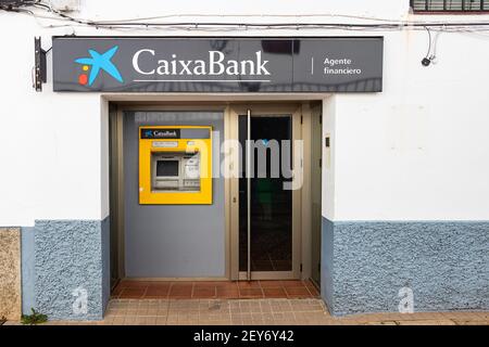 Huelva, Spagna - 1 marzo 2021: Bancomat della banca Caixabank nel villaggio di Santa Ana la Real, Huelva, Andalusia, Spagna Foto Stock