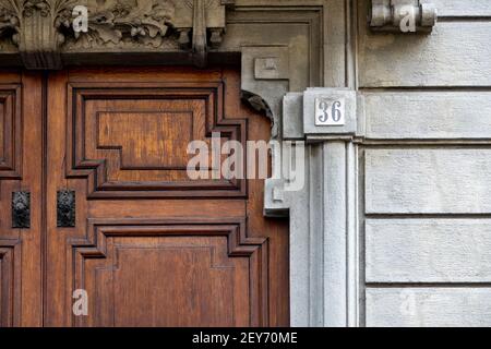 Antica casa di legno porta Monza Europa Foto Stock