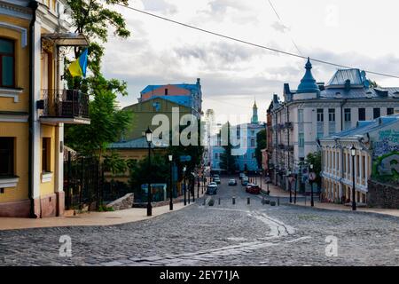 Kiev, Ucraina - 28 luglio 2018: Via vicino a Piazza Kontraktova nel quartiere storico Podil a Kiev, Ucraina Foto Stock