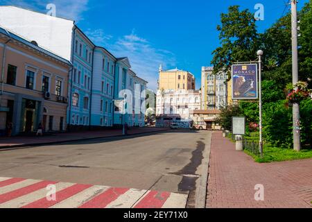 Kiev, Ucraina - 28 luglio 2018: Via vicino a Piazza Kontraktova nel quartiere storico Podil a Kiev, Ucraina Foto Stock