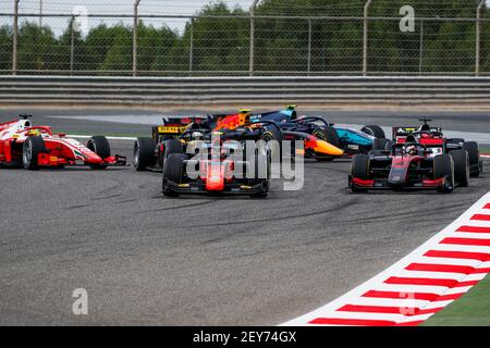 Inizio della gara: 15 Drugovich Felipe (bra), MP Motorsport, Dallara F2 2018, 04 Ilott Callum (gbr), uni-Virtuosi, Dallara F2 2018, azione durante l'undicesima prova del Campionato FIA Formula 2 2020 dal 27 al 29 novembre 2020 sul circuito Internazionale del Bahrain, a Sakhir, Bahrain - Foto Florent Gooden / DPPI Foto Stock