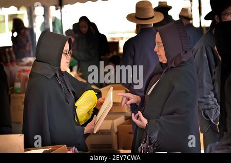 Due donne Amish che parlano in un mercato all'aperto in Sugarcreek E Millersburg Ohio, Ohio Foto Stock