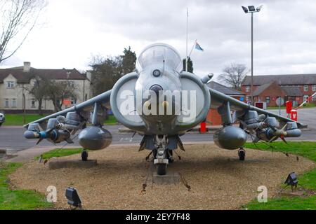 Un Harrier GR7A decommissionato si trova come una guardia di cancello a. L'ingresso al RAF Wittering a Peterborough, Cambridgeshire Foto Stock