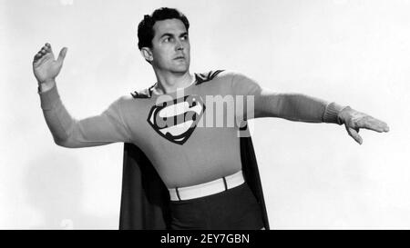 KIRK ALYN (1910-1999) attore cinematografico americano come Superman nella serie di film 1948. Foto: BIPS Foto Stock